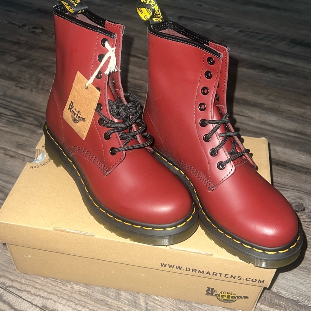 Never use Doc Martin burgundy color in brand new condition tags attached box